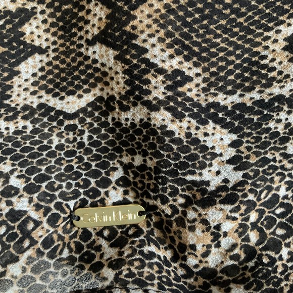 CALVIN KLIEN Women’s Snakeskin Design Wide Infinity Loop Scarf NEW WITH TAGS - Picture 7 of 9